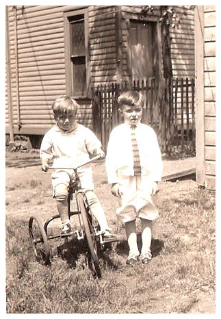 1930.. - brother Howard, Robert.jpg